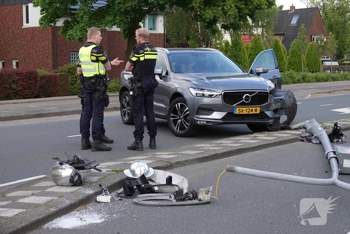 Automobilist botst tegen lantaarnpaal