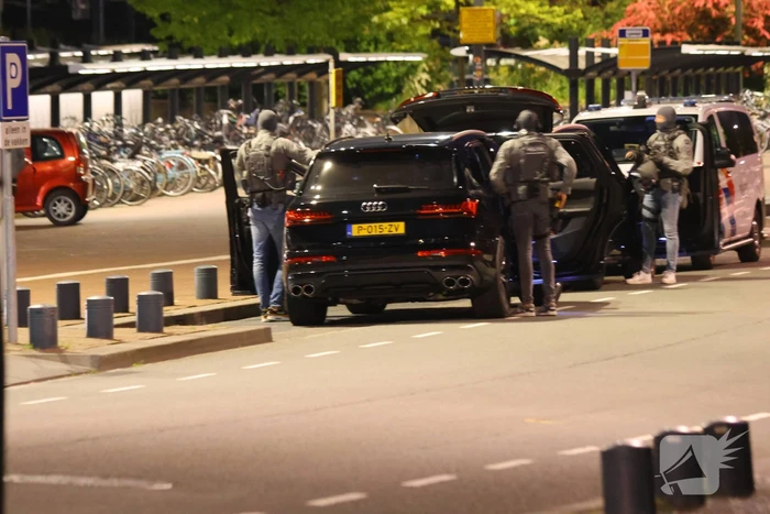 Arrestatieteam houdt verdachte aan in trein