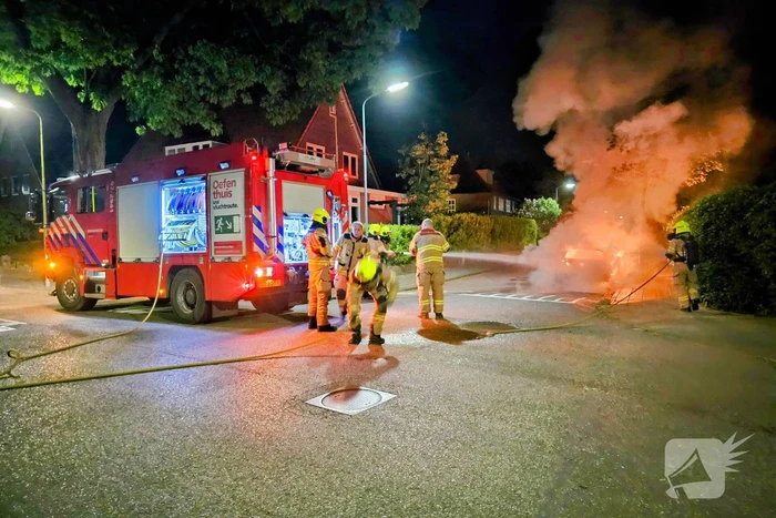 Geparkeerde auto verwoest door brand
