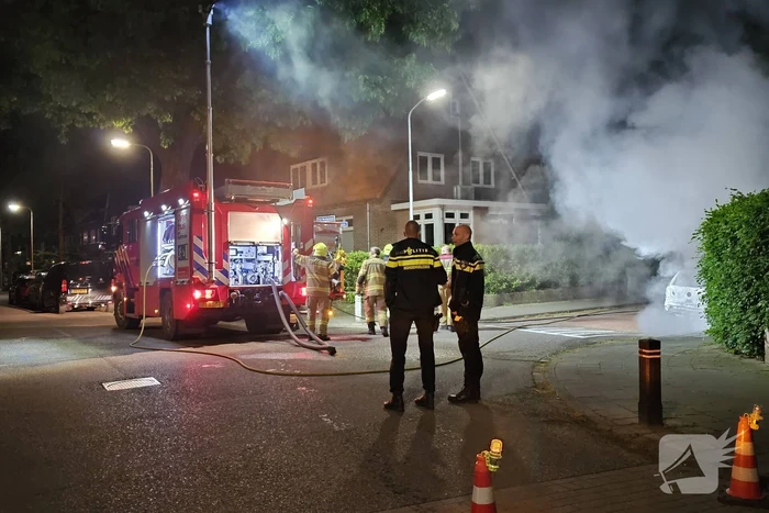 Geparkeerde auto verwoest door brand