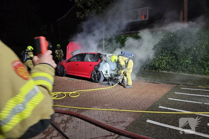 Geparkeerde auto verwoest door brand
