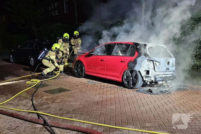 Geparkeerde auto verwoest door brand