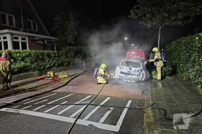 Geparkeerde auto verwoest door brand