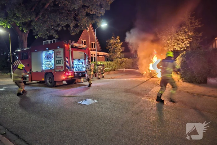 Geparkeerde auto verwoest door brand