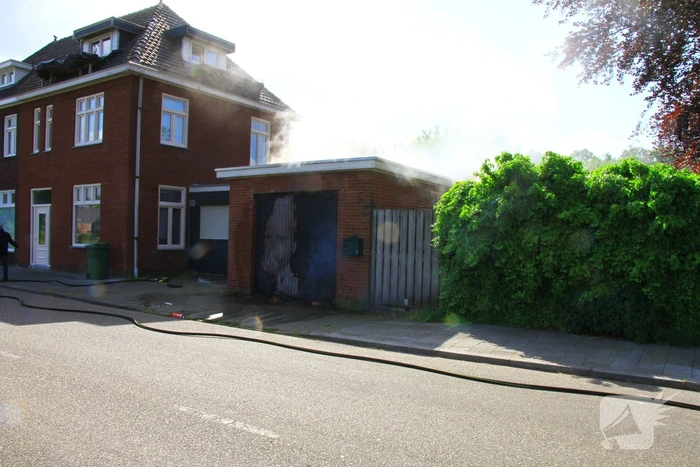 Onkruidbestrijding eindigt in garagebrand
