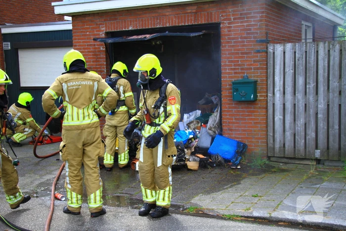 Onkruidbestrijding eindigt in garagebrand