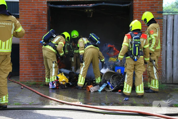 Onkruidbestrijding eindigt in garagebrand
