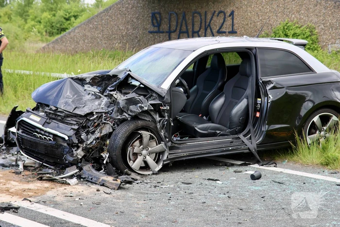 Ernstige aanrijding tussen twee voertuigen