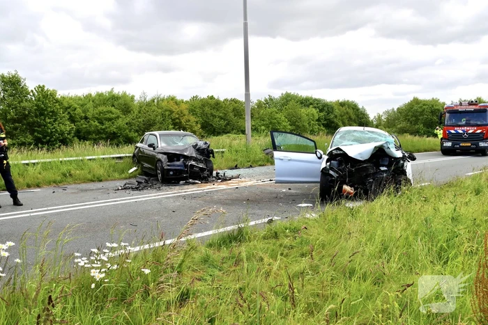 Ernstige aanrijding tussen twee voertuigen