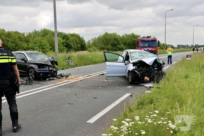 Ernstige aanrijding tussen twee voertuigen