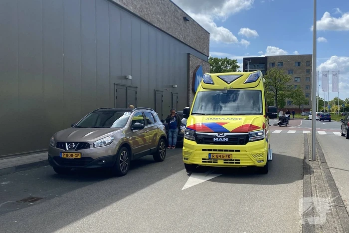 Twee auto's botsen op parkeerplaats supermarkt Albert Heijn