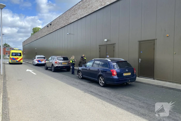 Twee auto's botsen op parkeerplaats supermarkt Albert Heijn