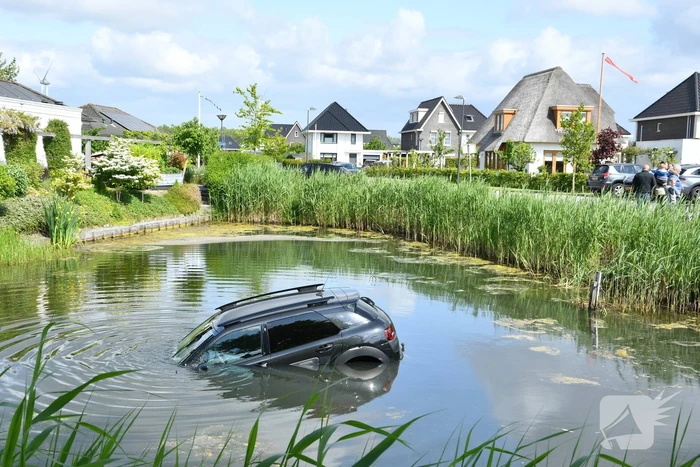 Auto belandt in het water