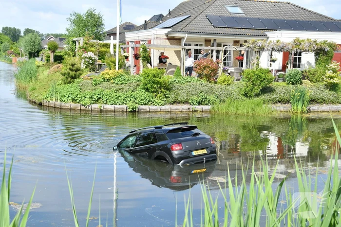 Auto belandt in het water