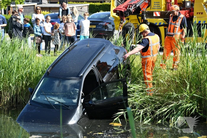 Auto belandt in het water