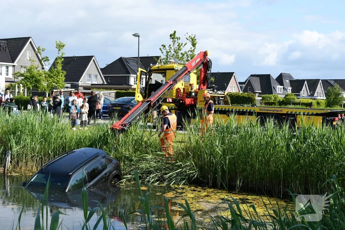 Auto belandt in het water