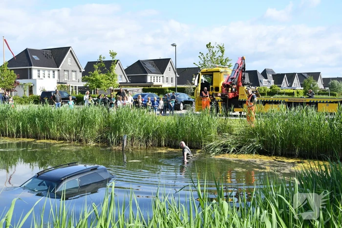 Auto belandt in het water