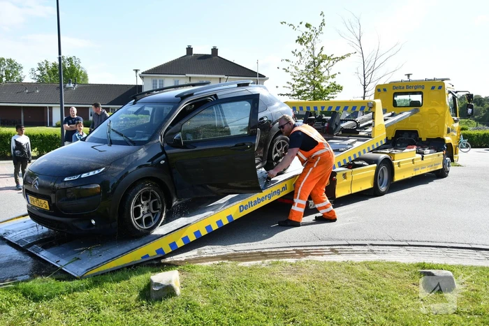 Auto belandt in het water