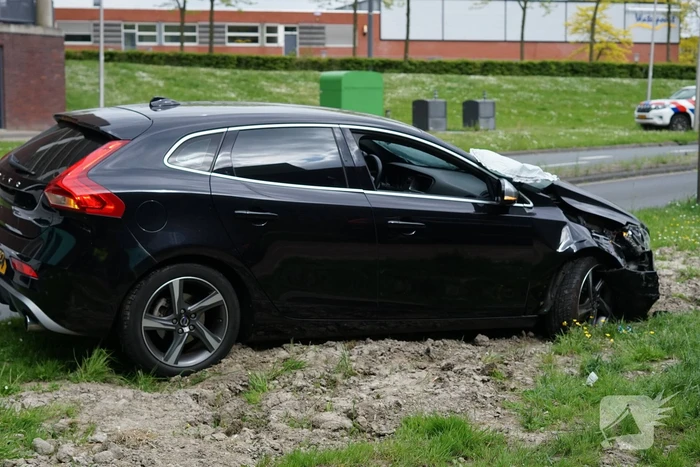 Veel schade aan twee auto's na botsing