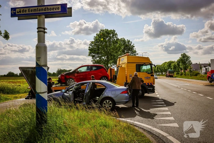 Automobiliste belandt met auto in de sloot