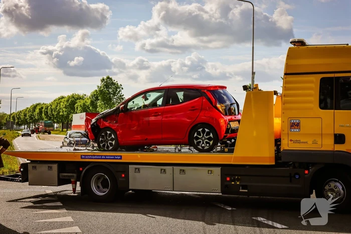 Automobiliste belandt met auto in de sloot