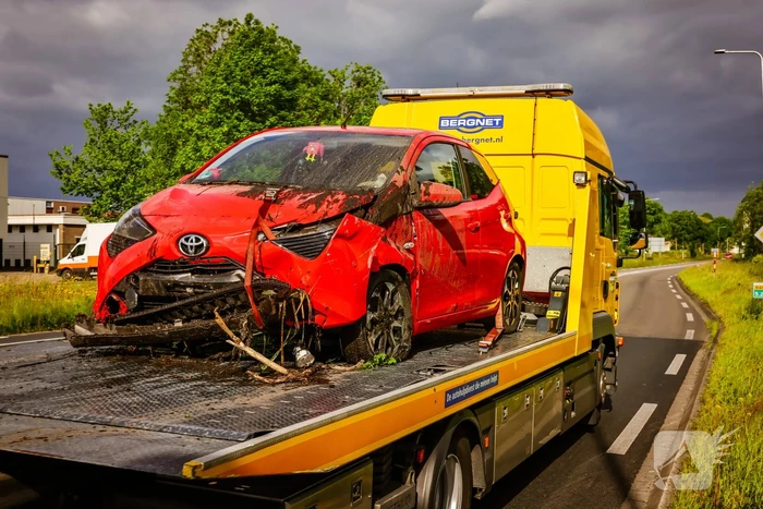 Automobiliste belandt met auto in de sloot