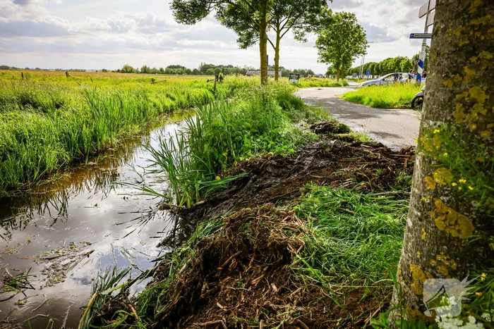 Automobiliste belandt met auto in de sloot