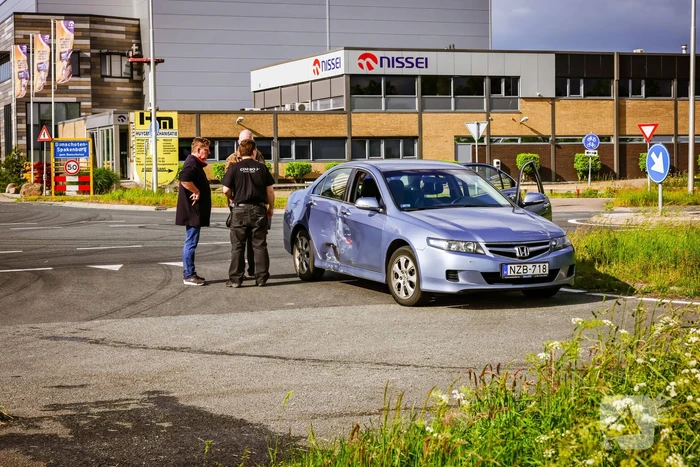 Automobiliste belandt met auto in de sloot
