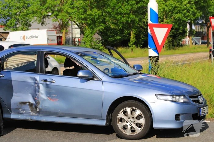 Automobiliste belandt met auto in de sloot