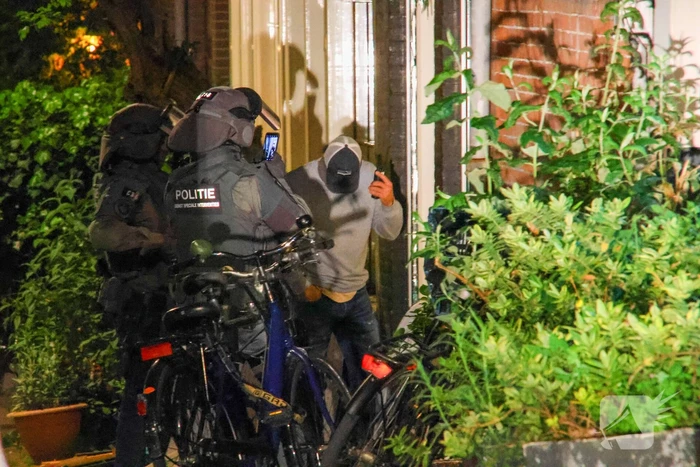 Arrestatieteam doet inval in woning