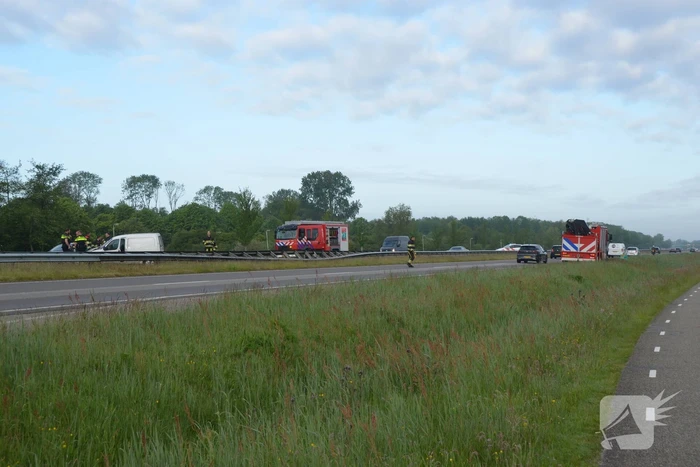 Bestelbus crasht tegen vangrail