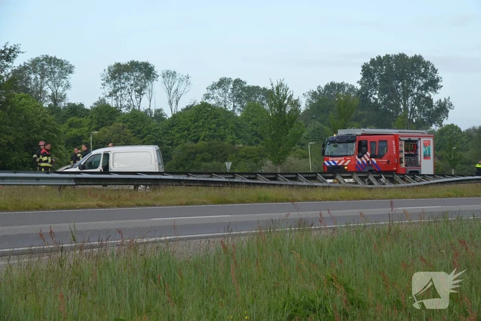 Bestelbus crasht tegen vangrail