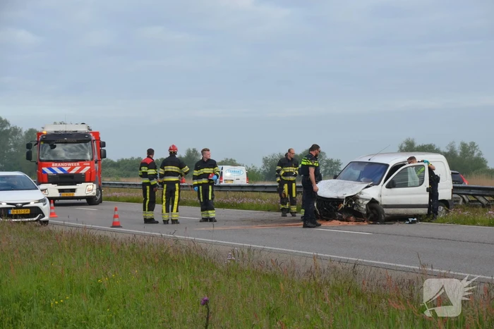 Bestelbus crasht tegen vangrail
