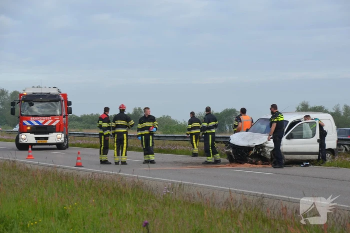 Bestelbus crasht tegen vangrail