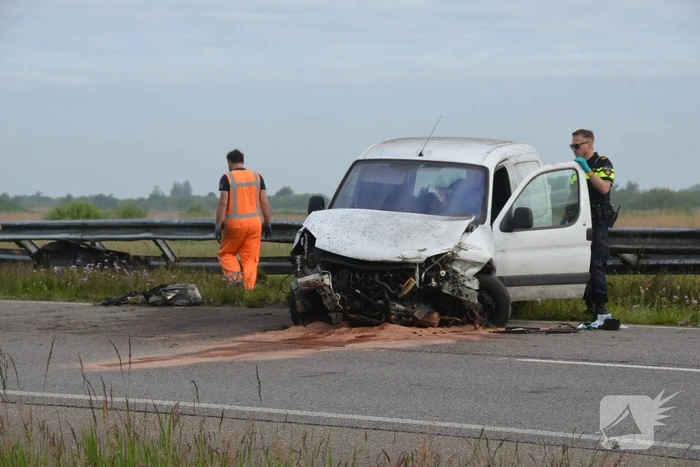 Bestelbus crasht tegen vangrail