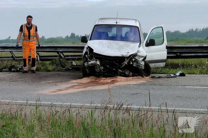Bestelbus crasht tegen vangrail
