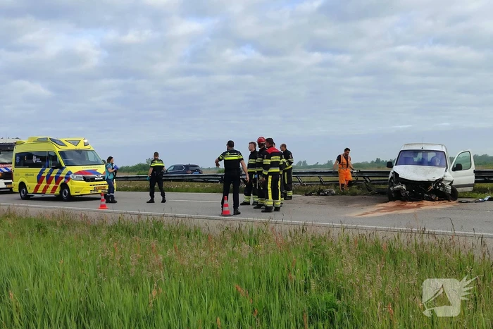 Bestelbus crasht tegen vangrail