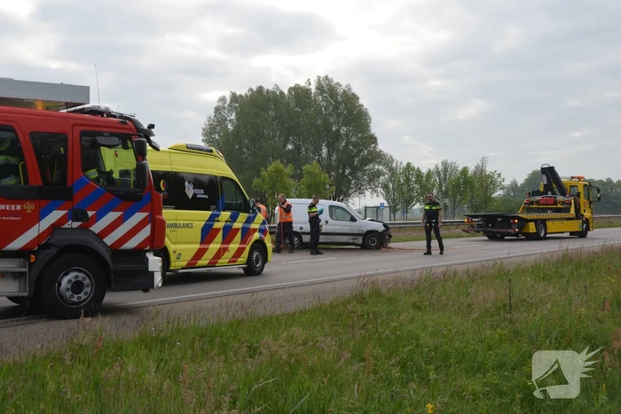 Bestelbus crasht tegen vangrail