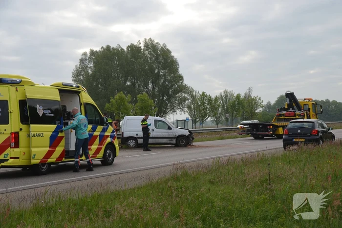 Bestelbus crasht tegen vangrail