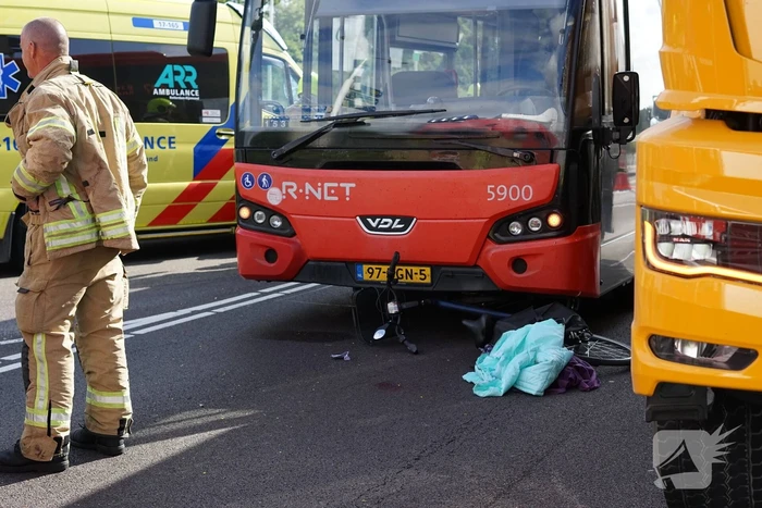 Fietser gegrepen door passerende lijnbus