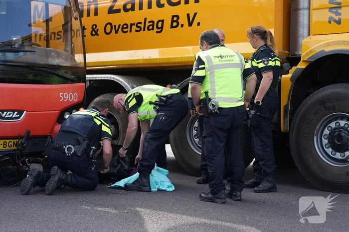 Fietser gegrepen door passerende lijnbus