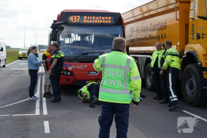 Fietser gegrepen door passerende lijnbus