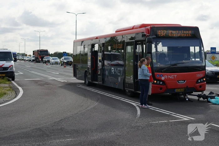 Fietser gegrepen door passerende lijnbus