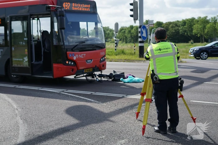 Fietser gegrepen door passerende lijnbus