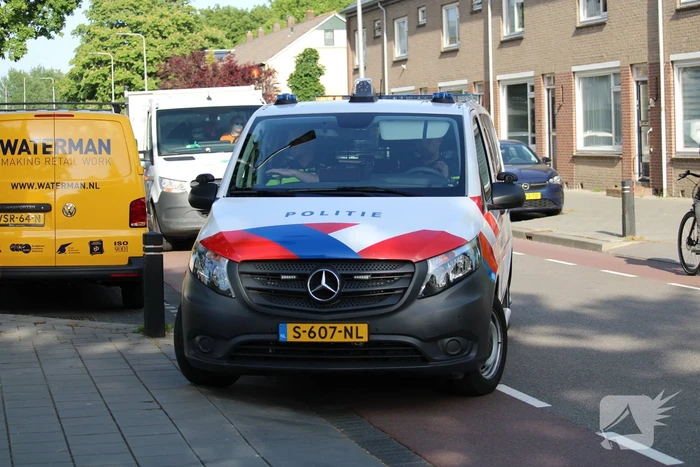 Politieagenten met kogelwerende vesten in wijk
