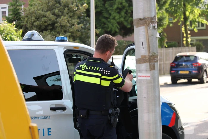 Politieagenten met kogelwerende vesten in wijk