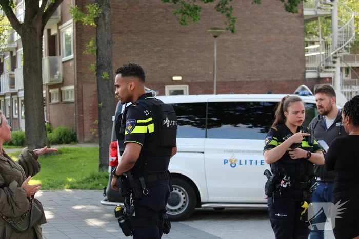 Politieagenten met kogelwerende vesten in wijk