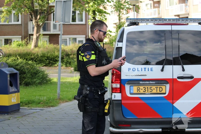 Politieagenten met kogelwerende vesten in wijk