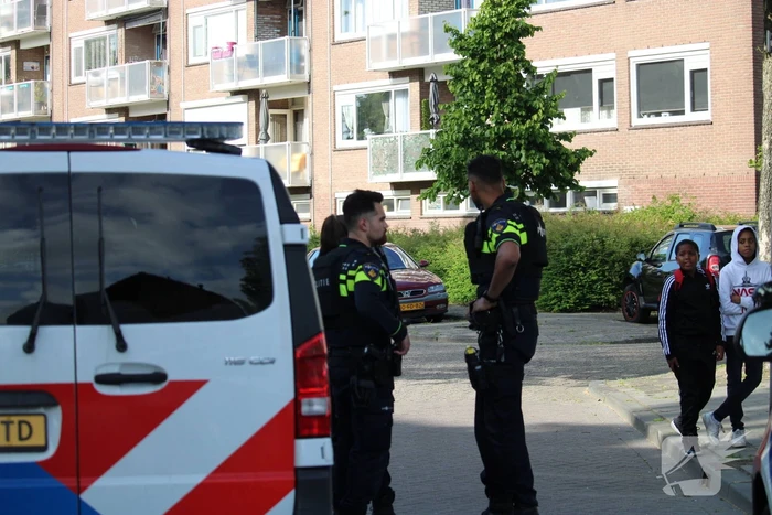 Politieagenten met kogelwerende vesten in wijk