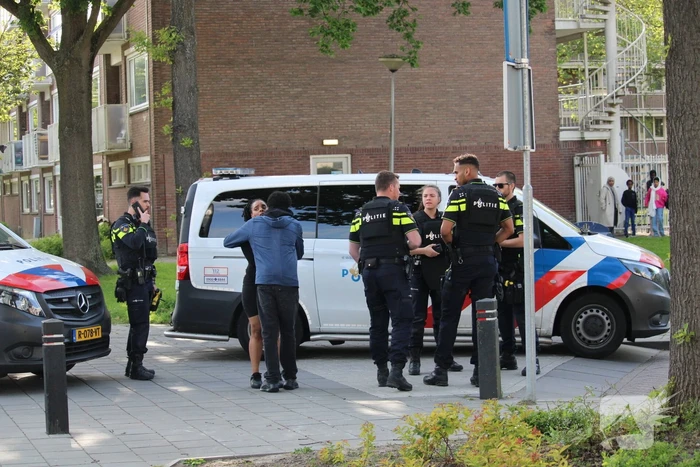 Politieagenten met kogelwerende vesten in wijk
